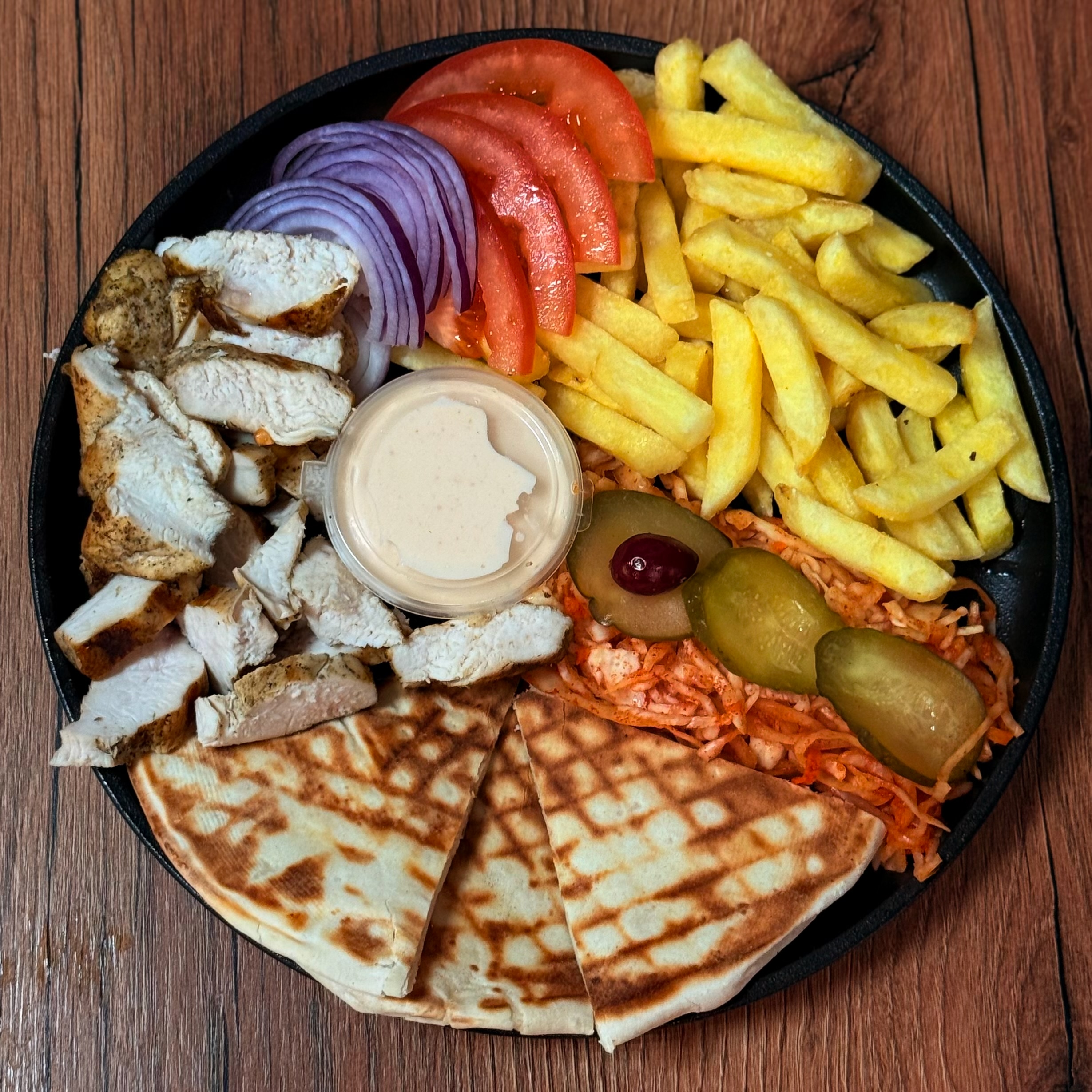 Гирос на тарелке 